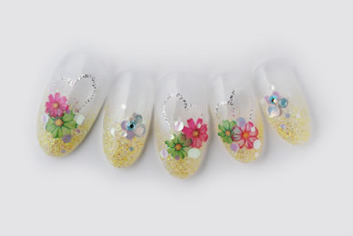 押し花ネイル|黄色のラメに押し花をのせて、シルバーのラインでハートを つけて、かわいさを出した夏ネイルに仕上げました☆